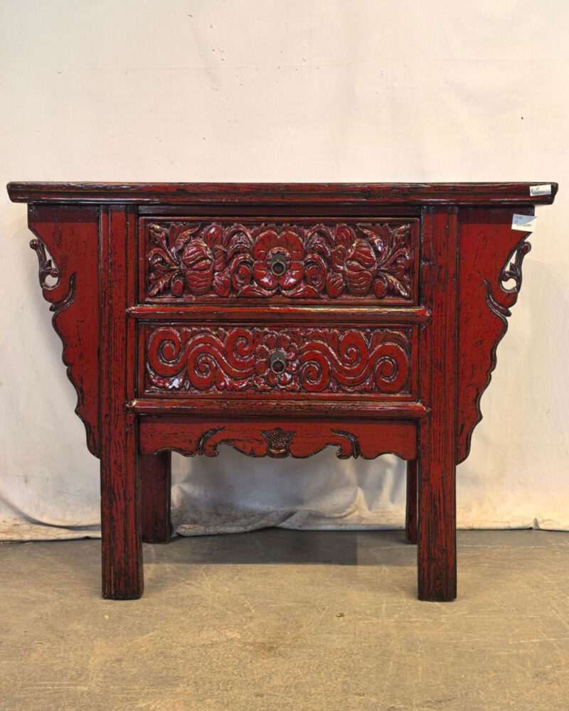 Cassettiera tibetana in legno intagliato rosso