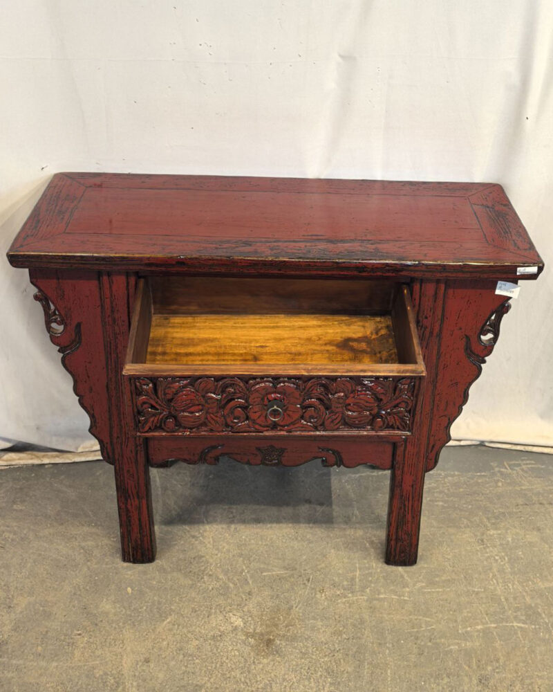 Cassettiera tibetana in legno intagliato rosso