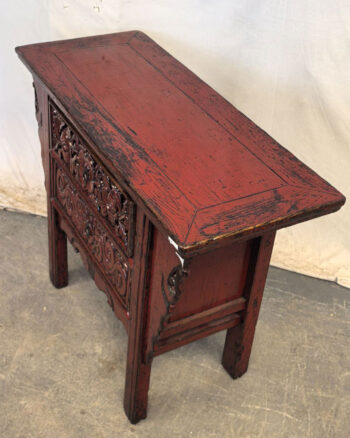 Cassettiera tibetana in legno intagliato rosso